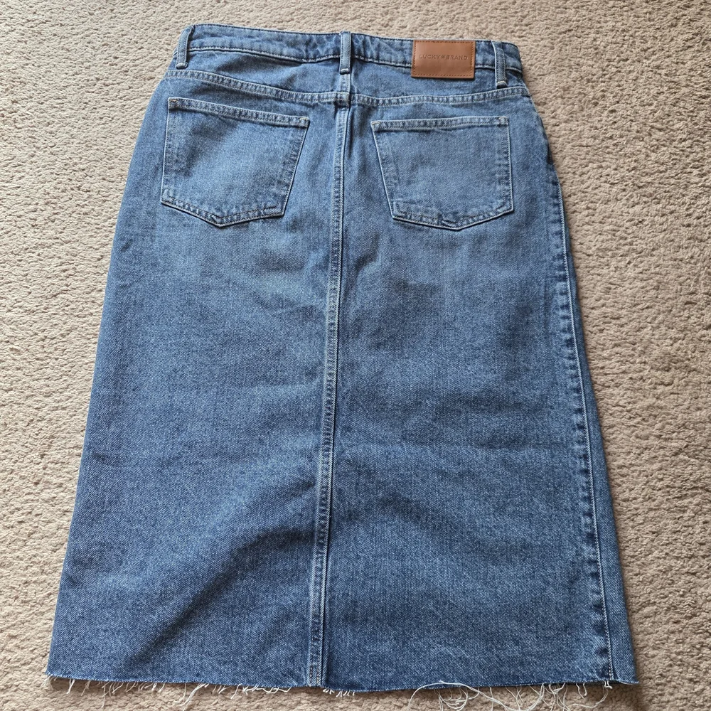 NWOT Lucky Brand Denim Midi Skirt Size 10 Blue Jean Skirt Front Slit Raw Hem Y2K - Picture 3 of 4